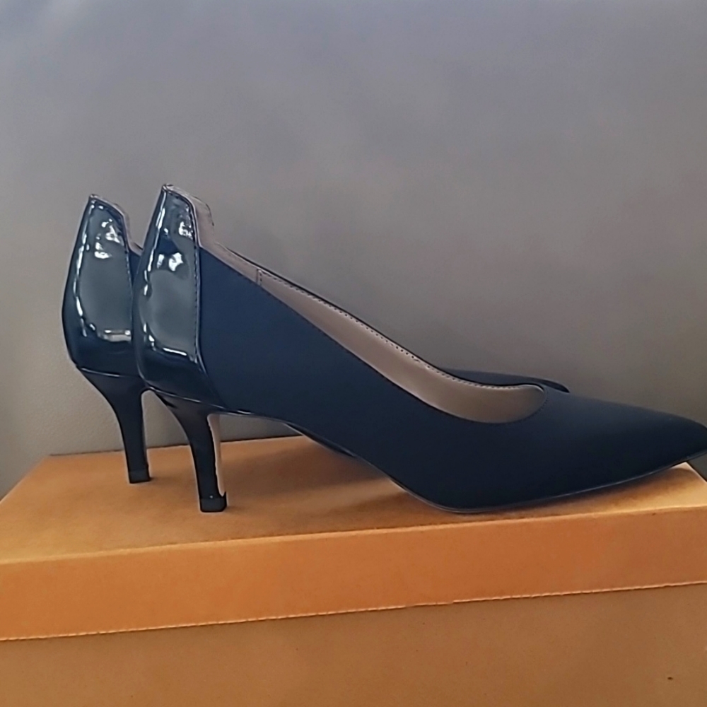 NIB Donald Pliner black dress pumps